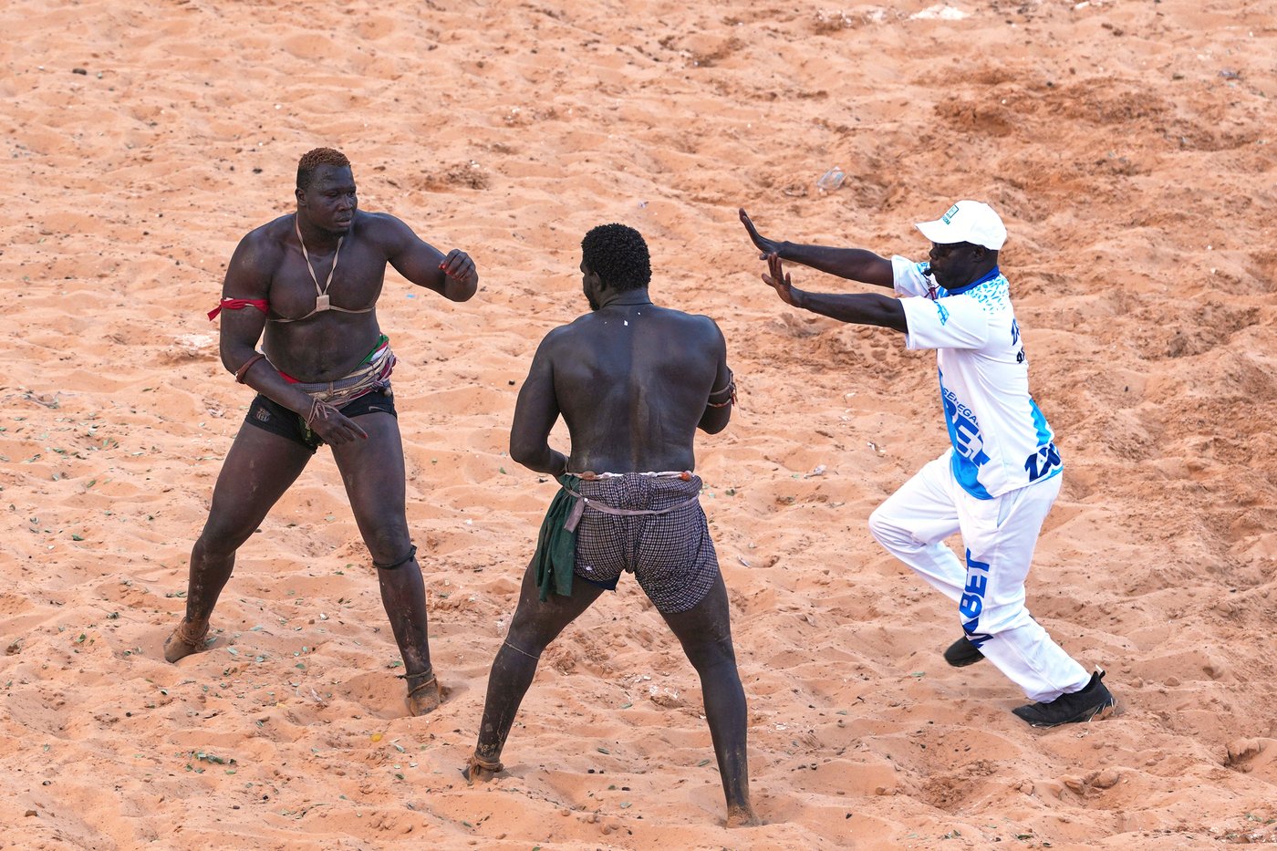 In Senegal’s wrestling arenas, rituals share the spotlight with the fight, in photos | iNFOnews.ca