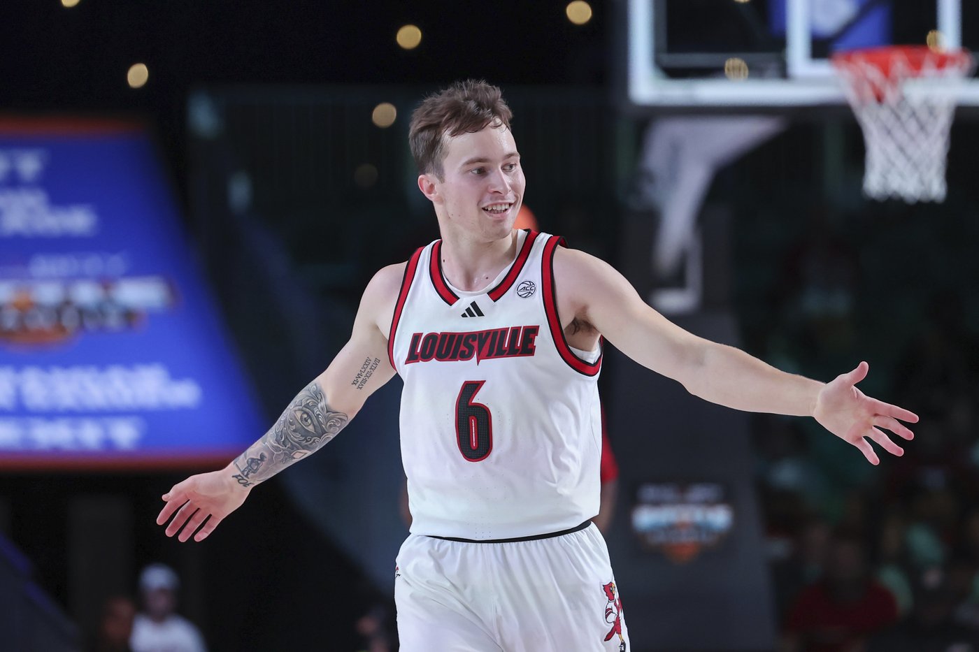 Louisville scores 52 second-half points to race past No. 14 Indiana 89-61 in the Battle 4 Atlantis | iNFOnews.ca