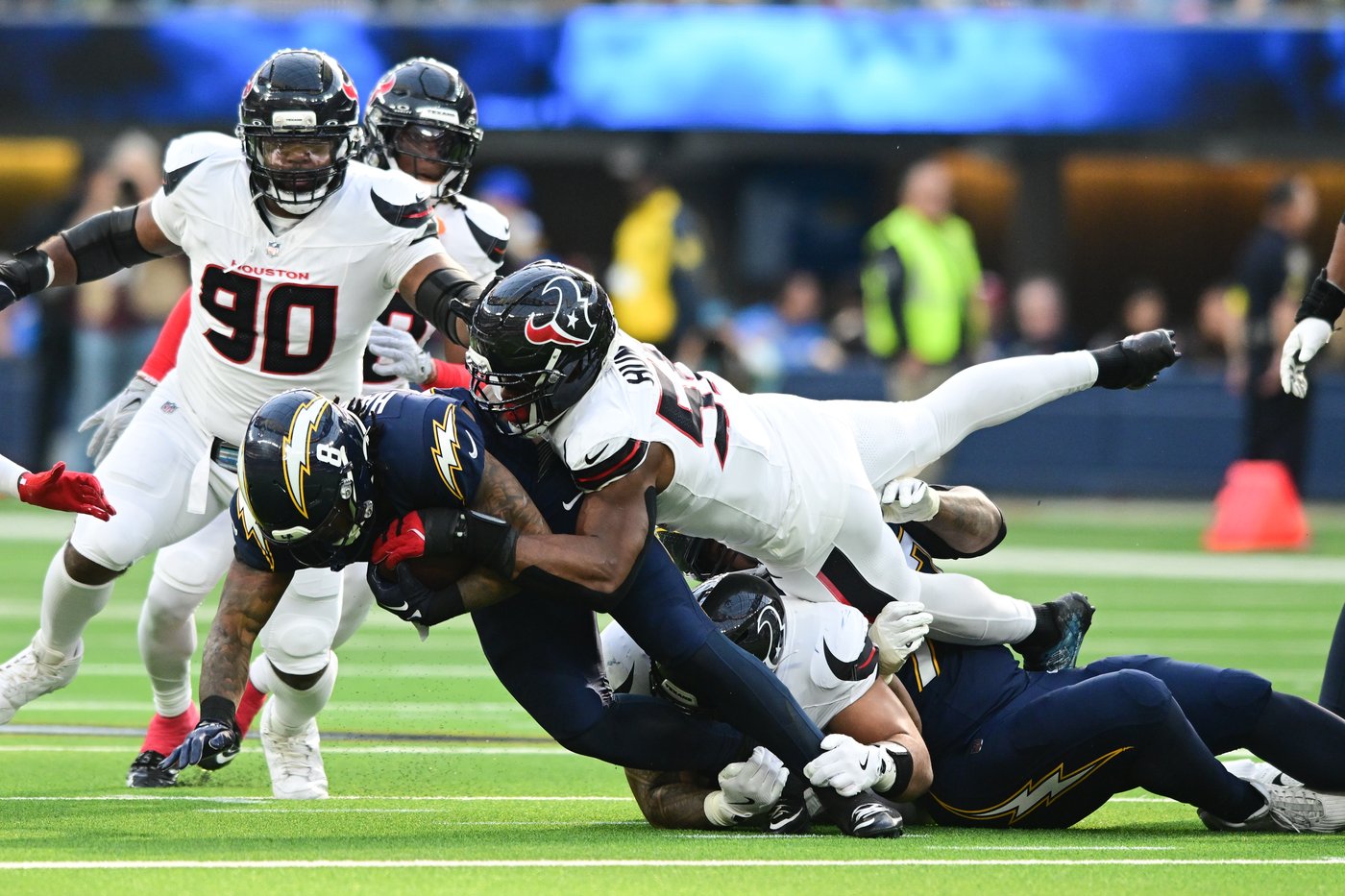 Texans' defense swarms Chargers after offense's fast start in playoff-clinching victory | iNFOnews.ca Texans' defense swarms Chargers after offense's fast start in playoff-clinching victory | iNFOnews.ca