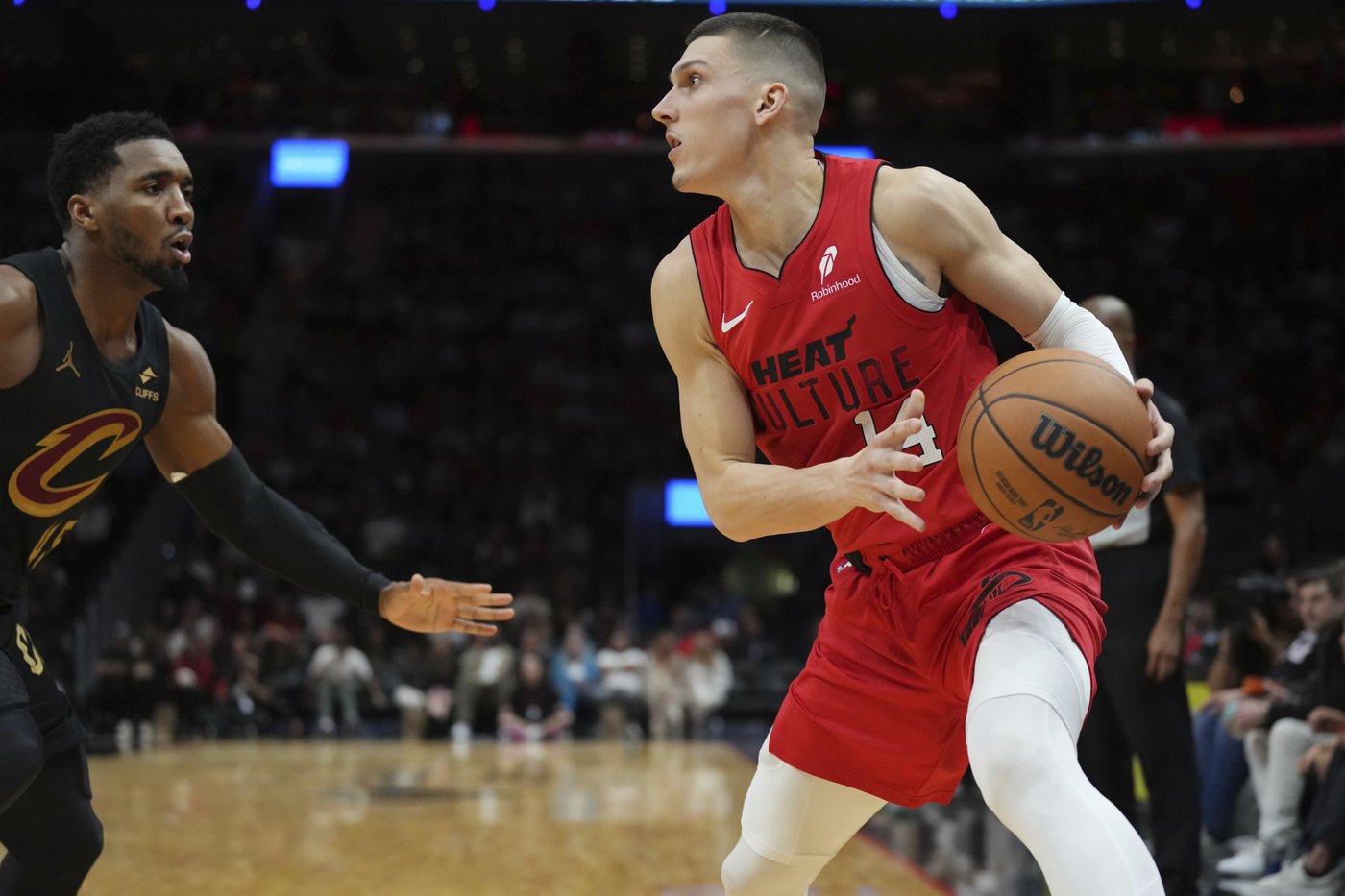 Herro scores 34, Robinson adds 23 and Heat beat Cleveland 122-113, only 4th loss for Cavs | iNFOnews.ca