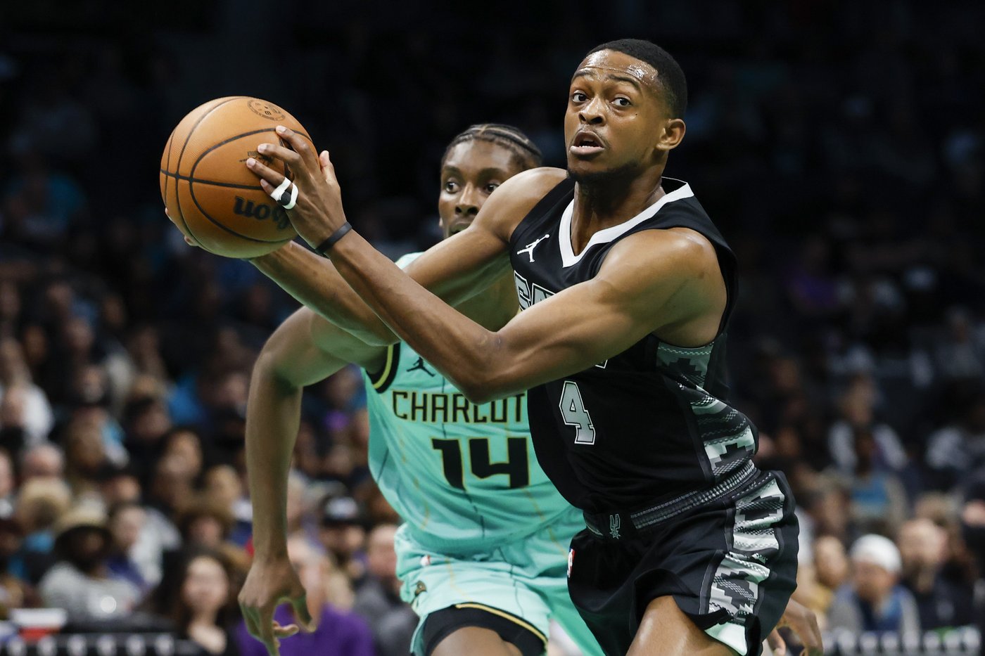 Miles Bridges' 3-pointer with 1.4 seconds left lifts Hornets past Spurs 117-116 to snap 6-game skid | iNFOnews.ca Miles Bridges' 3-pointer with 1.4 seconds left lifts Hornets past Spurs 117-116 to snap 6-game skid | iNFOnews.ca