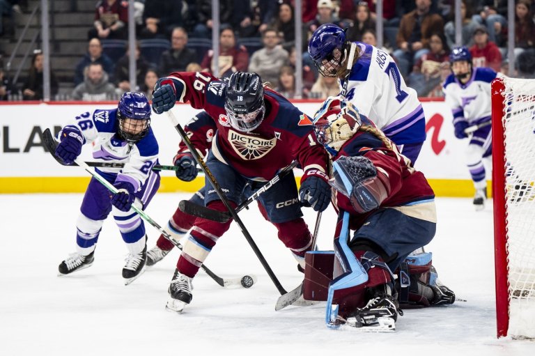 Poulin's power-play goal lifts Victoire past Frost, Montreal to play Ottawa in final | iNFOnews.ca