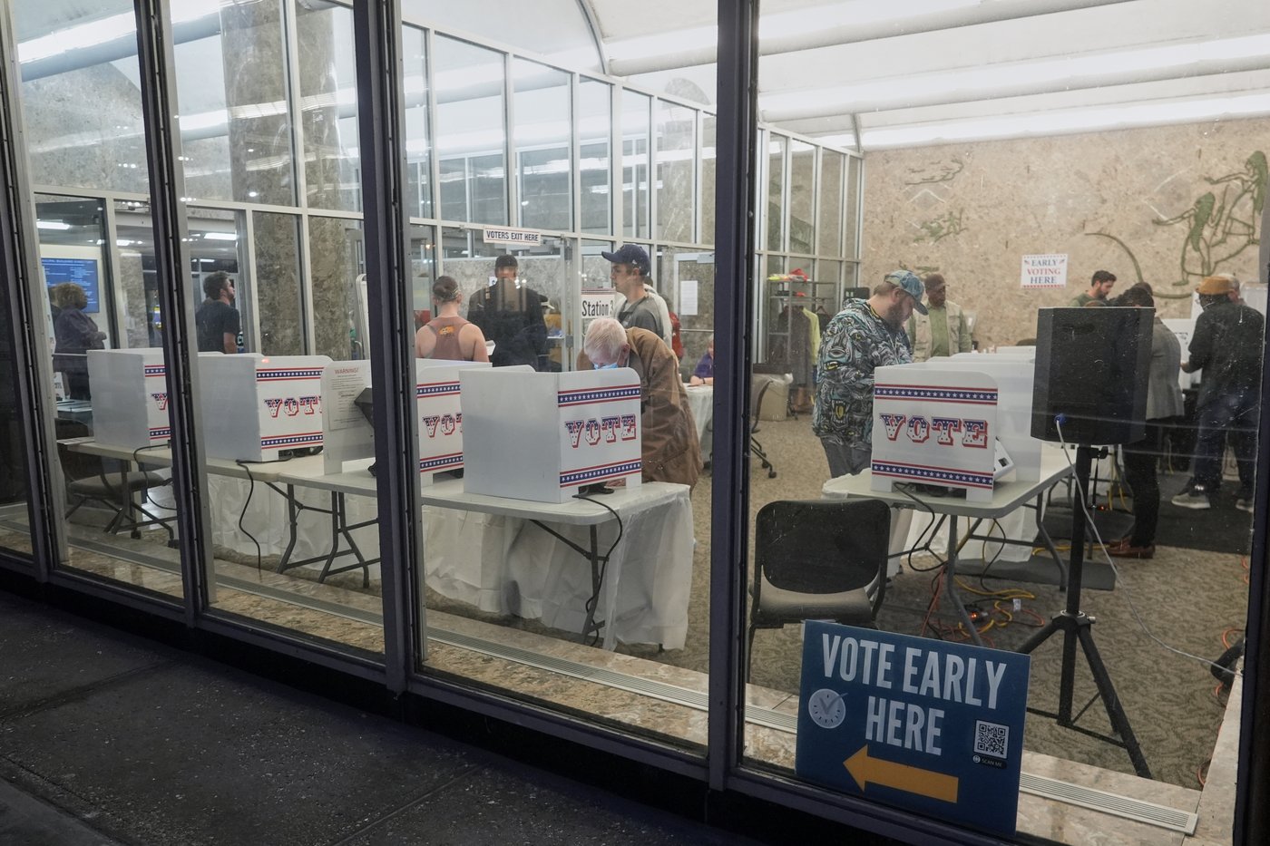 Wisconsin sees high turnout on the first day of in-person absentee voting | iNFOnews.ca Wisconsin sees high turnout on the first day of in-person absentee voting | iNFOnews.ca