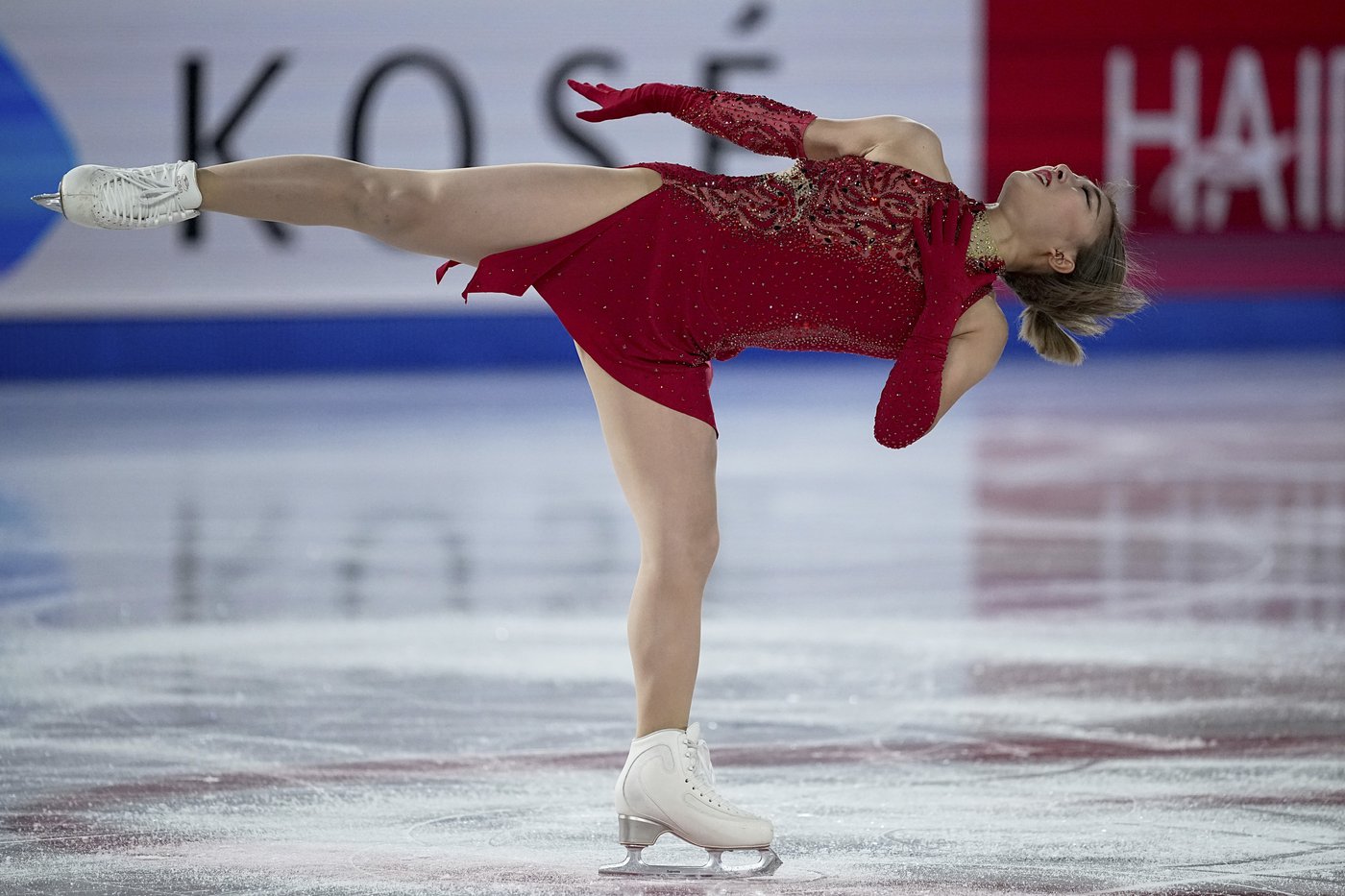 Amber Glenn takes the lead in Grand Prix Final figure skating after Kaori Sakamoto falls | iNFOnews.ca
