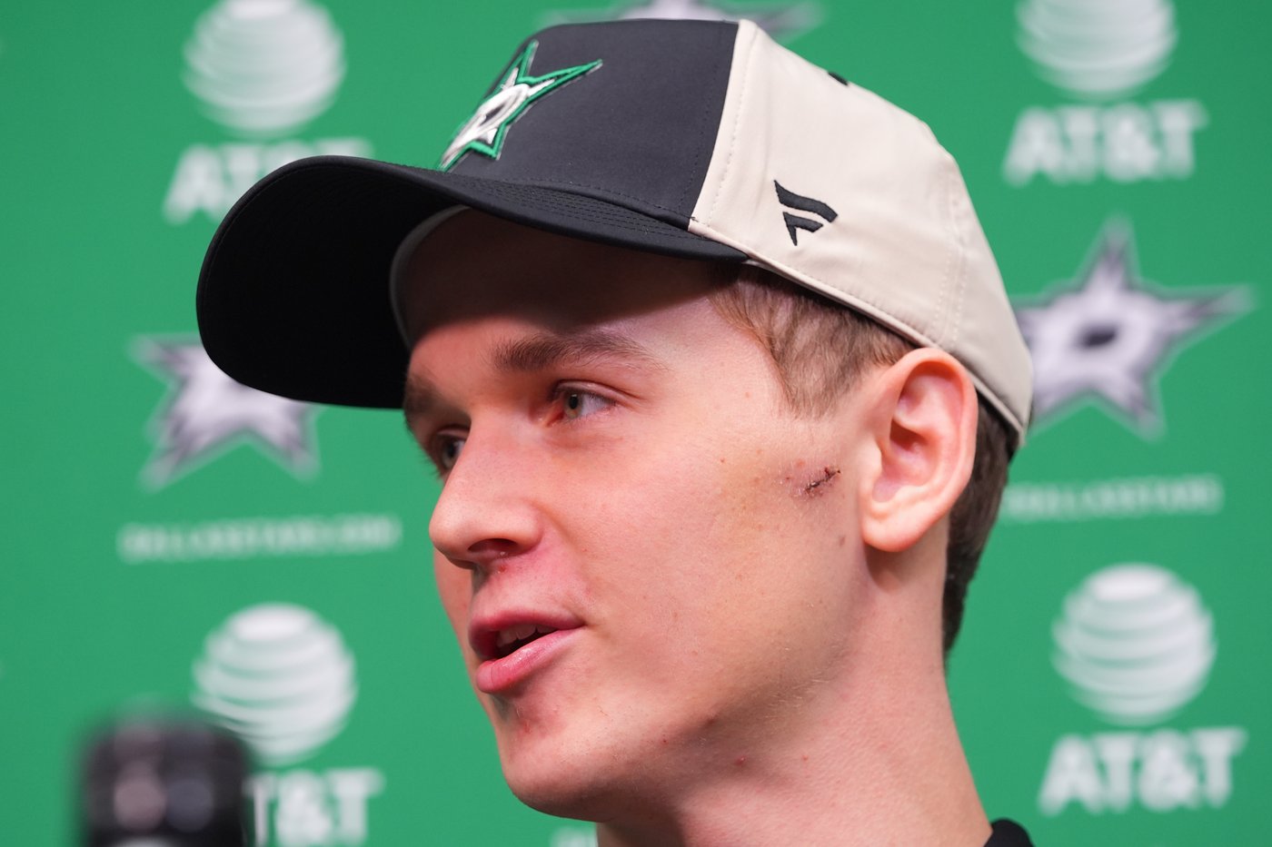 Lundkvist 'lucky' after blade to face while Stars top center Hintz tore hamstring in two spots | iNFOnews.ca