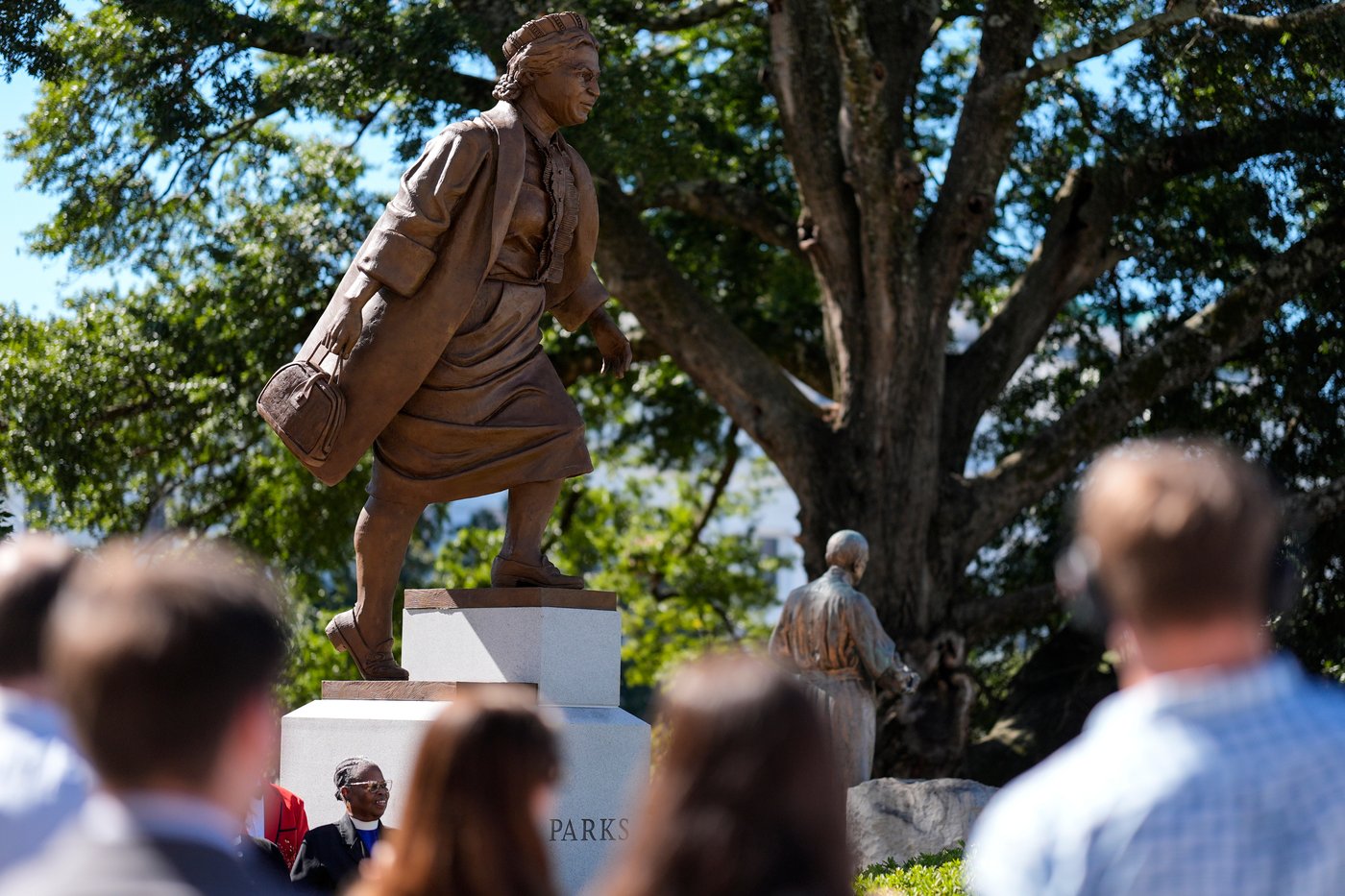Rosa Parks and Helen Keller statues unveiled at the Alabama Capitol | iNFOnews.ca Rosa Parks and Helen Keller statues unveiled at the Alabama Capitol | iNFOnews.ca