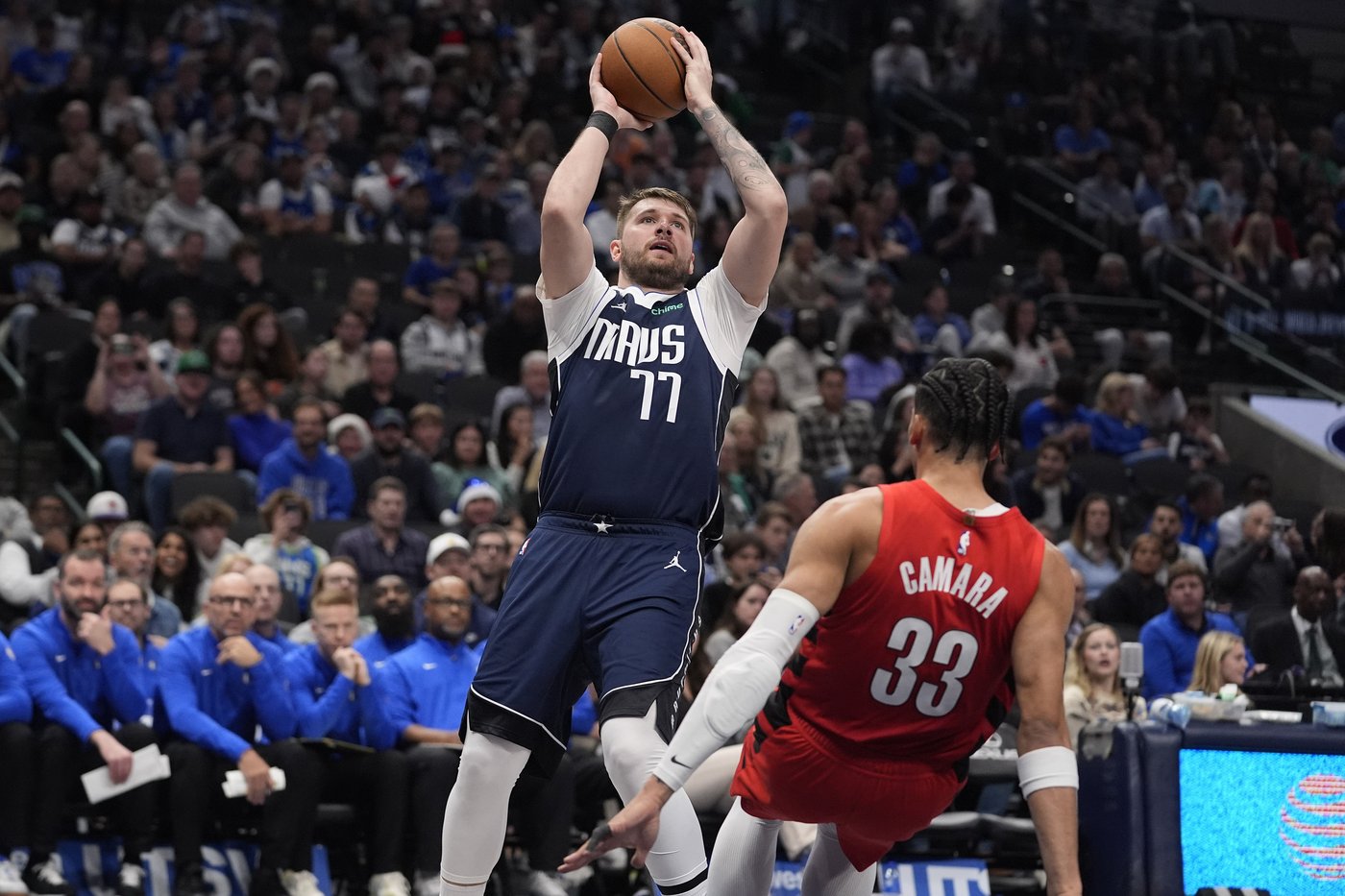 Mavs star Luka Doncic will be out about a month before check on calf injury, AP source says | iNFOnews.ca
