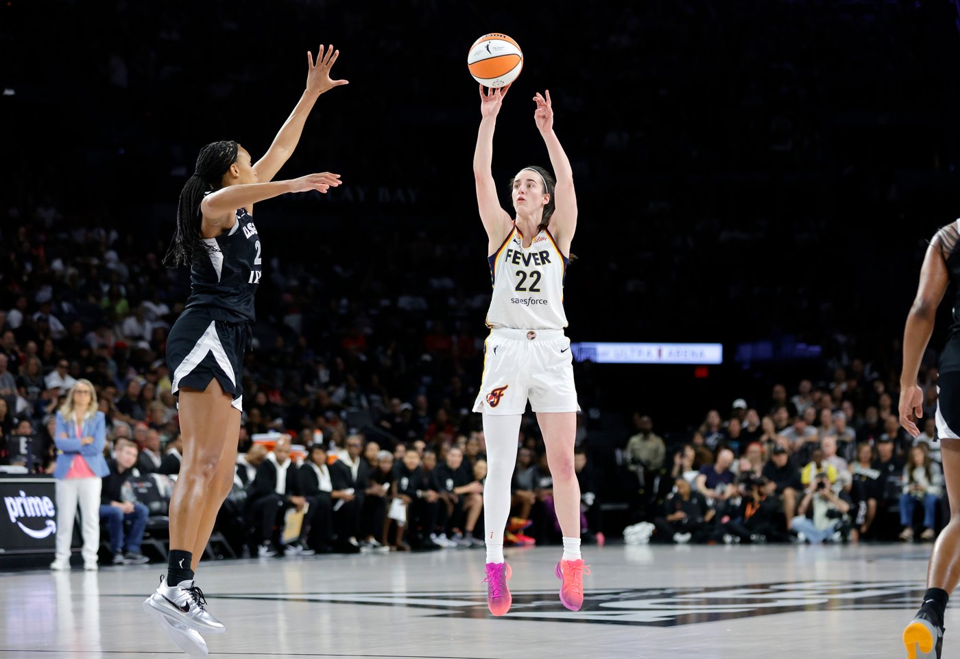 Hawks? Hawkeyes? Schmitt in probing Smith mistakes basketball mascots | iNFOnews.ca