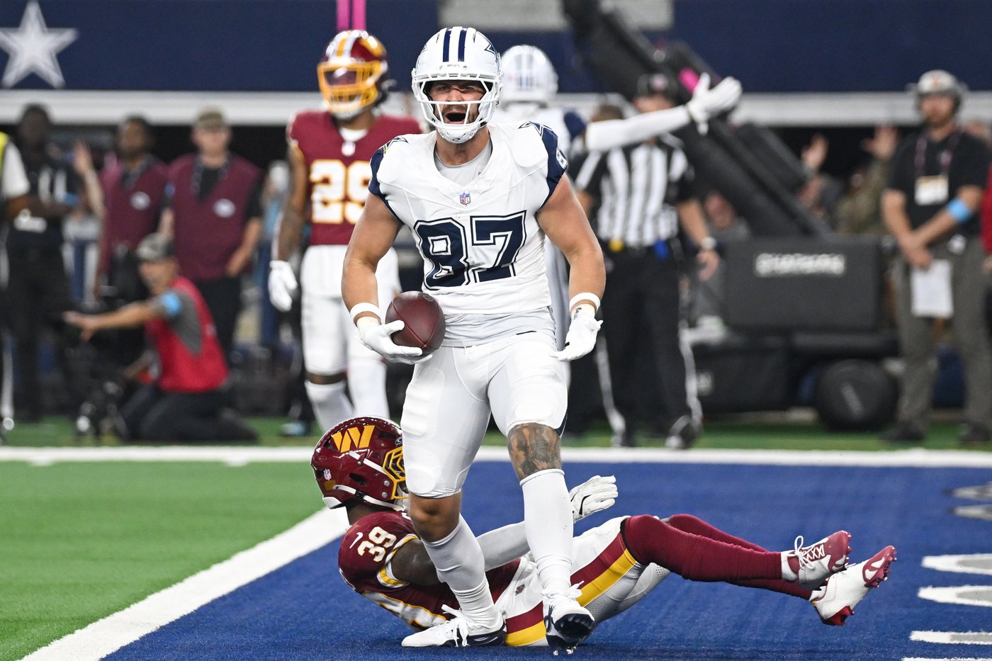 Prescott throws 4 TD passes as Cowboys beat Commanders, who again lose Daniels to dislocated elbow | iNFOnews.ca