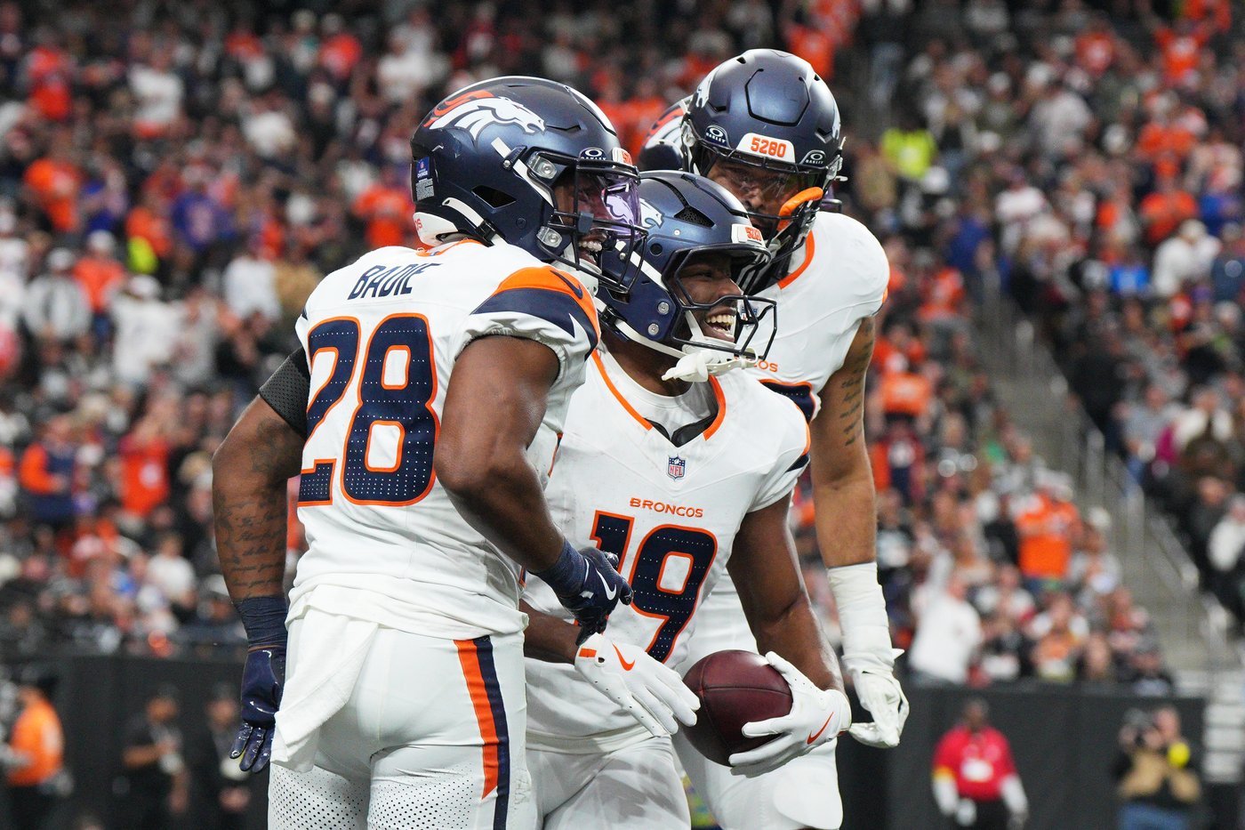 Broncos beat Raiders 24-17 to extend winning streak to 10 games as Geno Smith injured | iNFOnews.ca Broncos beat Raiders 24-17 to extend winning streak to 10 games as Geno Smith injured | iNFOnews.ca