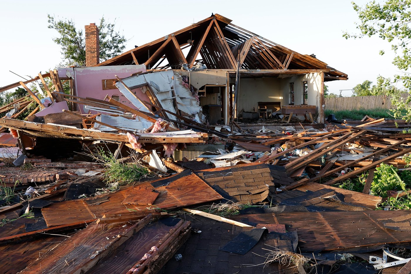 Violent tornado tears through Oklahoma town, damaging 40 homes but sparing lives | iNwheels Violent tornado tears through Oklahoma town, damaging 40 homes but sparing lives | iNwheels