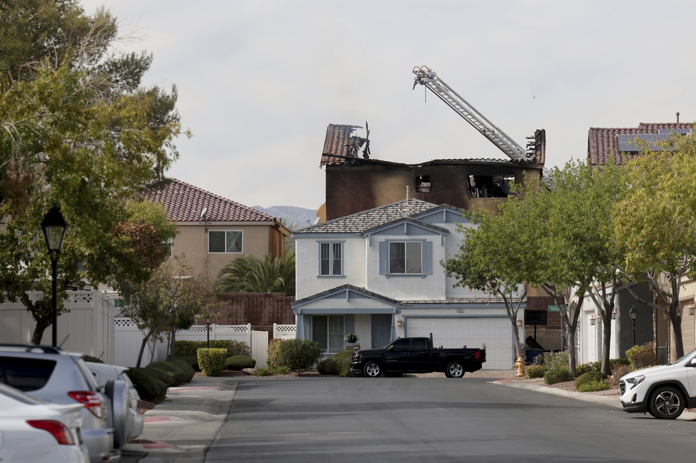 Mom and child jumped from a window to escape a Las Vegas fire that killed 2 children and 2 adults | iNFOnews.ca Mom and child jumped from a window to escape a Las Vegas fire that killed 2 children and 2 adults | iNFOnews.ca