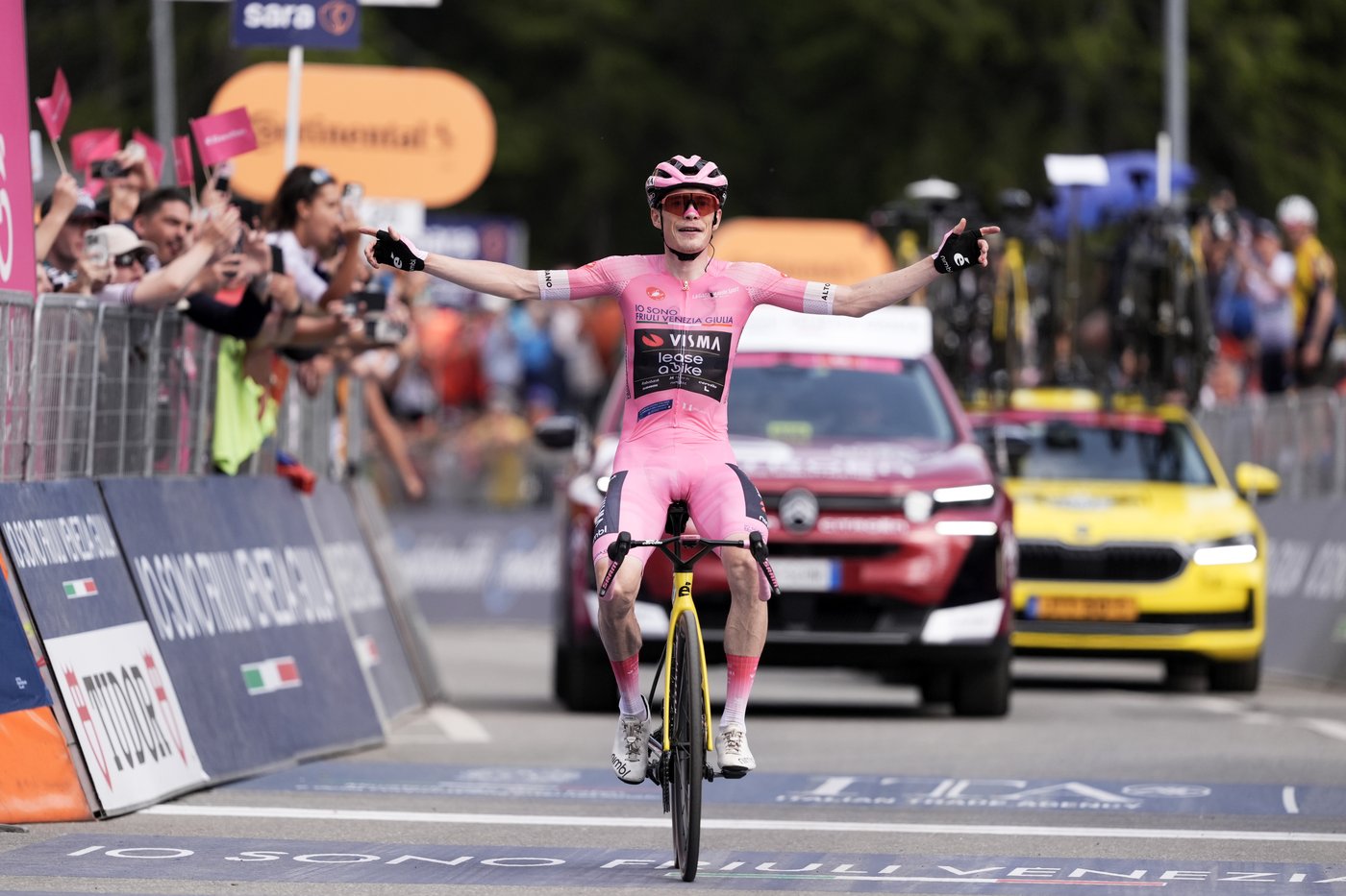 Jonas Vingegaard storms to a fourth Giro summit win, stretching his lead past 4 minutes | iNFOnews.ca