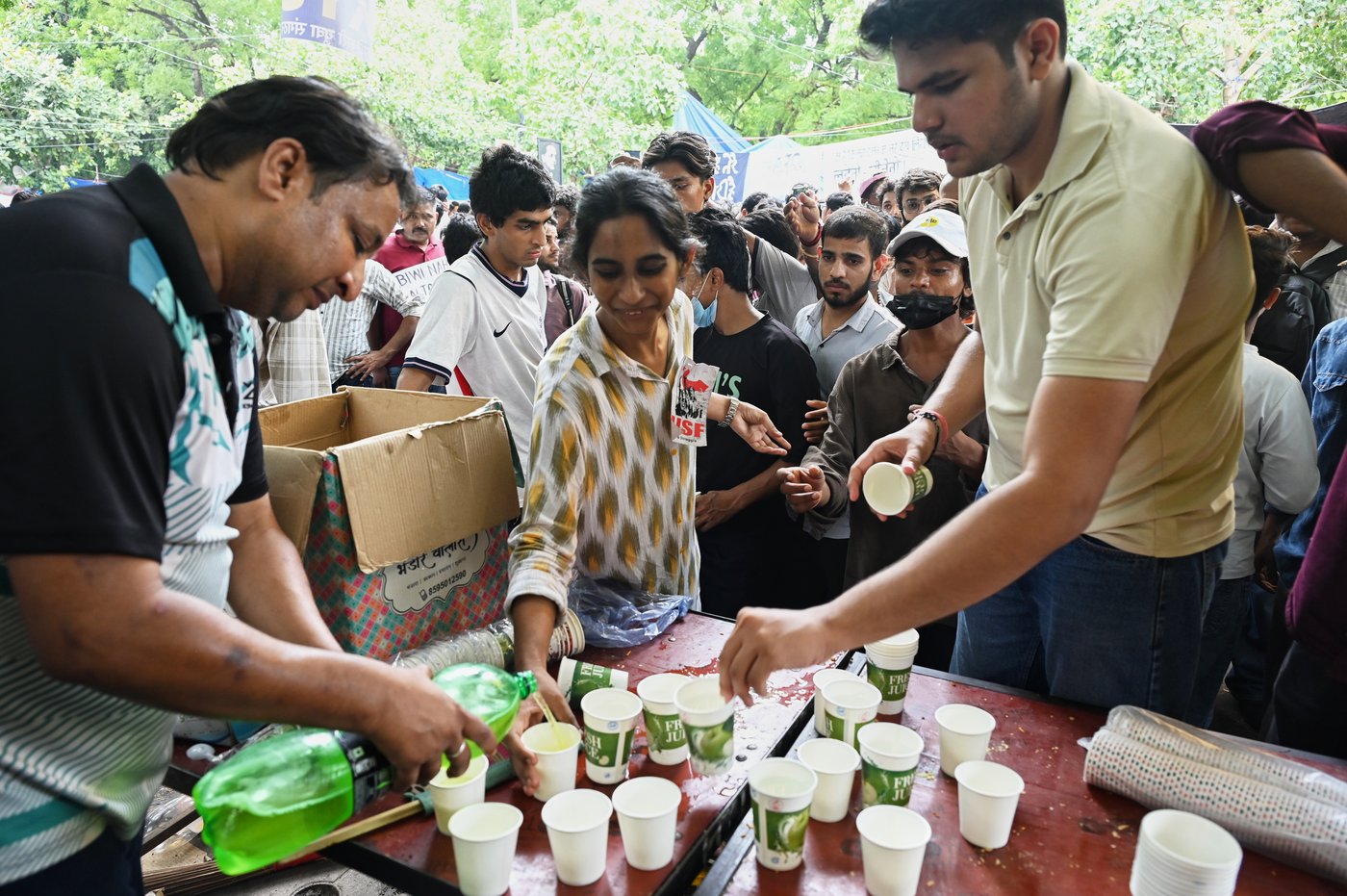 Supporters across India send food via delivery apps to sustain the 'Cockroach' protest | iNFOnews.ca