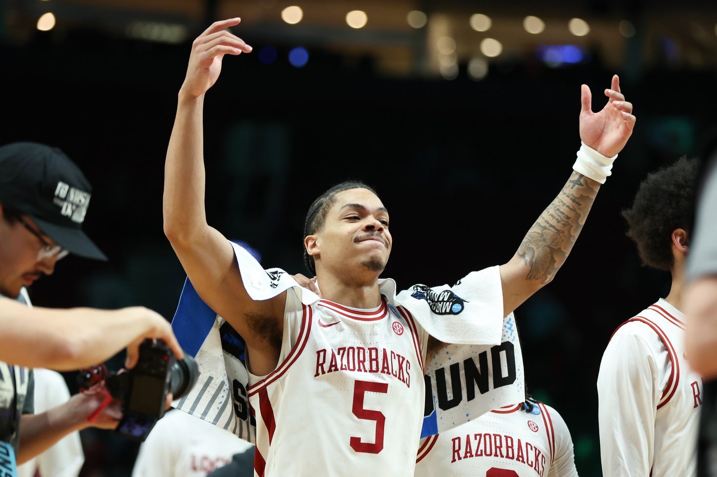 Acuff scores 36 as Arkansas holds off No. 12 seed High Point 94-88 to reach the Sweet 16 | iNFOnews.ca Acuff scores 36 as Arkansas holds off No. 12 seed High Point 94-88 to reach the Sweet 16 | iNFOnews.ca