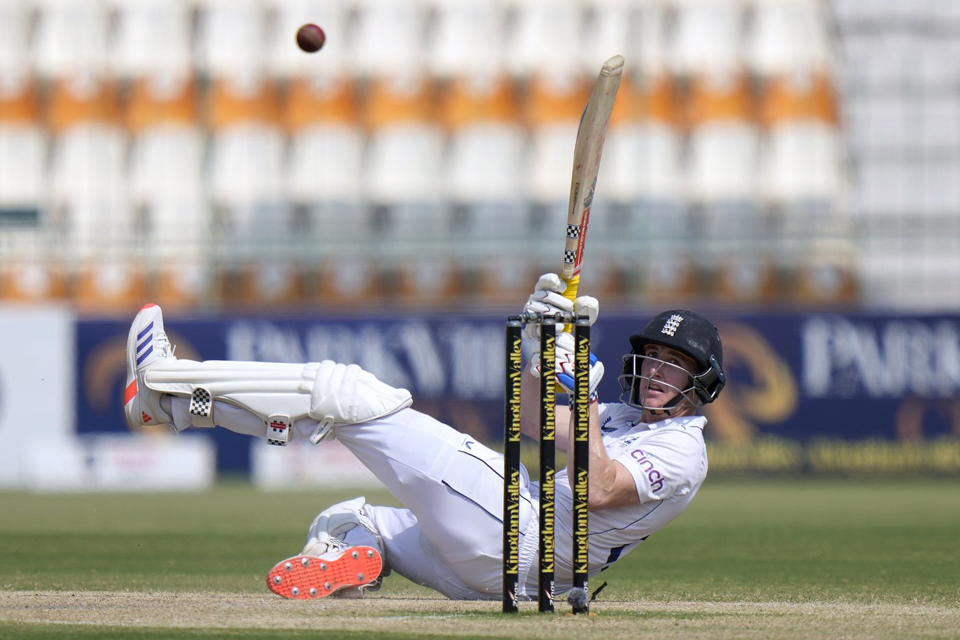 Brook and Root set batting records with 800-run England close to famous cricket win over Pakistan | iNFOnews.ca