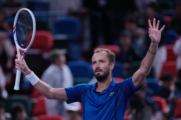Medvedev beats longtime rival Tsitsipas and advances to Shanghai Masters quarterfinals | iNFOnews.ca