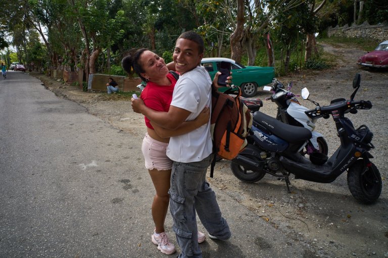 Photos of freed prisoners reuniting with families outside a Cuban prison | iNFOnews.ca