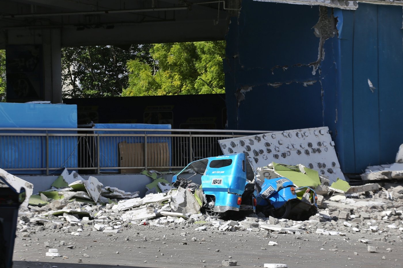 A 7.8 magnitude quake in the Philippines kills at least 35, collapses buildings and sparks tsunami | iNFOnews.ca