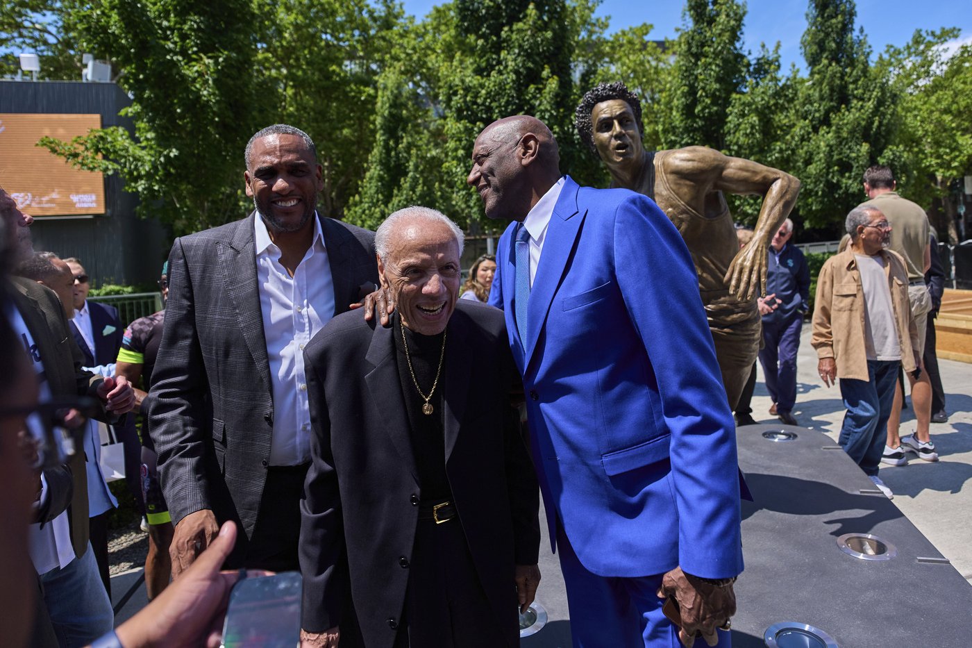 Lenny Wilkens has statue unveiled outside Seattle arena where he led SuperSonics to NBA title | iNFOnews.ca