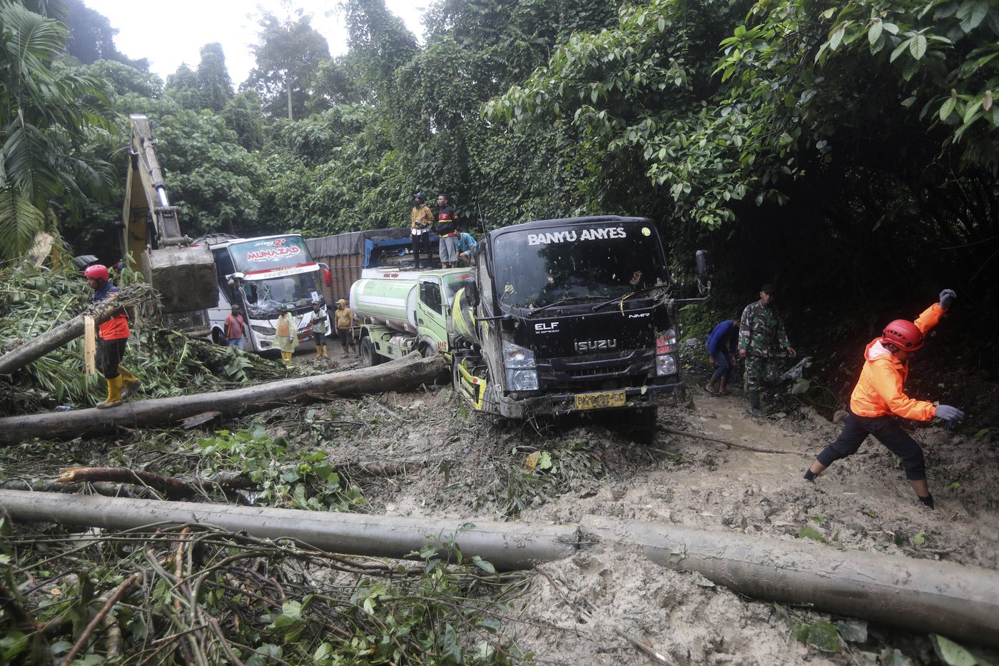 Landslide triggered by rain in Indonesia's Sumatra island kills 9 people in a tourist bus | iNFOnews.ca Landslide triggered by rain in Indonesia's Sumatra island kills 9 people in a tourist bus | iNFOnews.ca