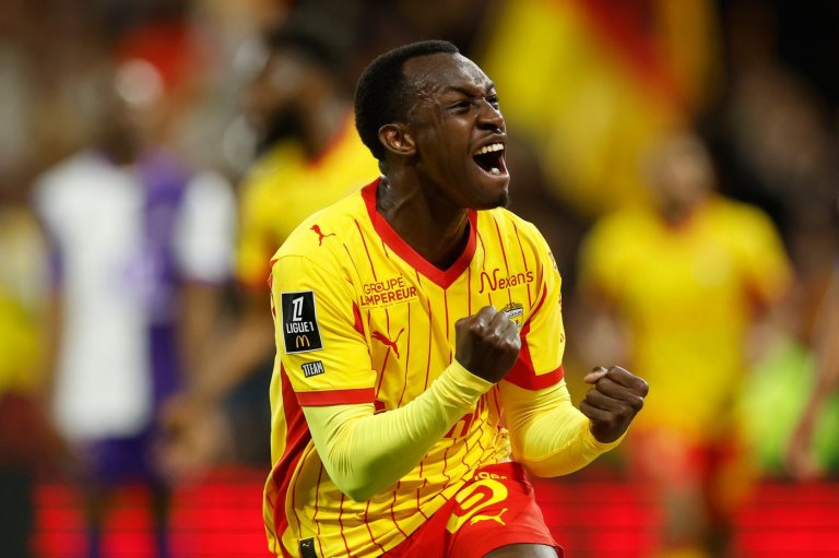 Lens comes from 2-0 down to beat Toulouse and keep alive Ligue 1 title hopes | iNFOnews.ca