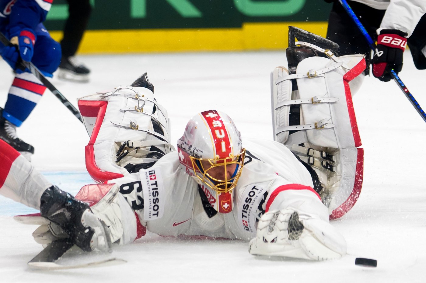Switzerland beats defending champion the US in ice hockey worlds opener | iNFOnews.ca
