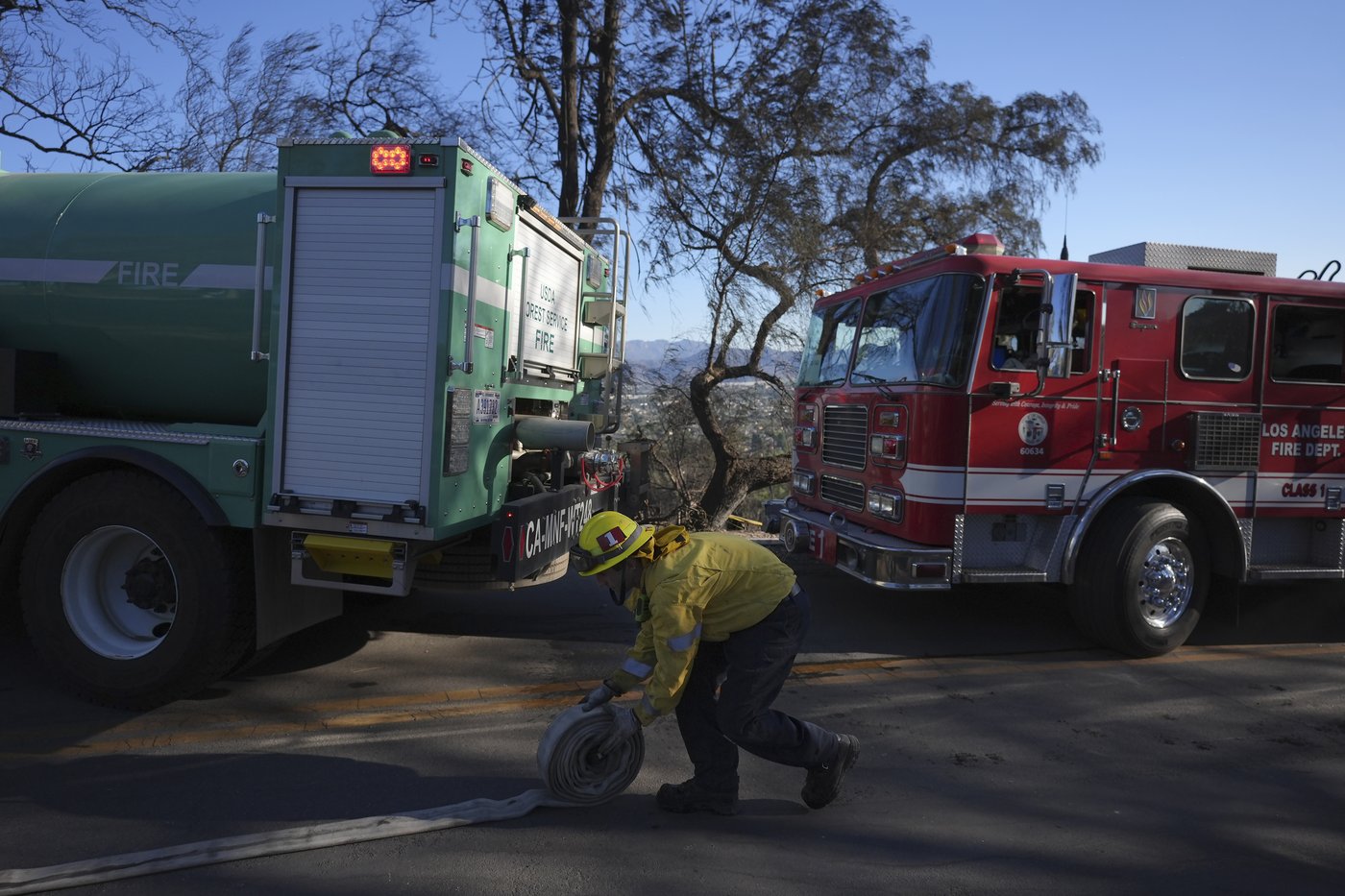 Southern California firefighters gain ground over wildfire thanks to decreased winds | iNFOnews.ca