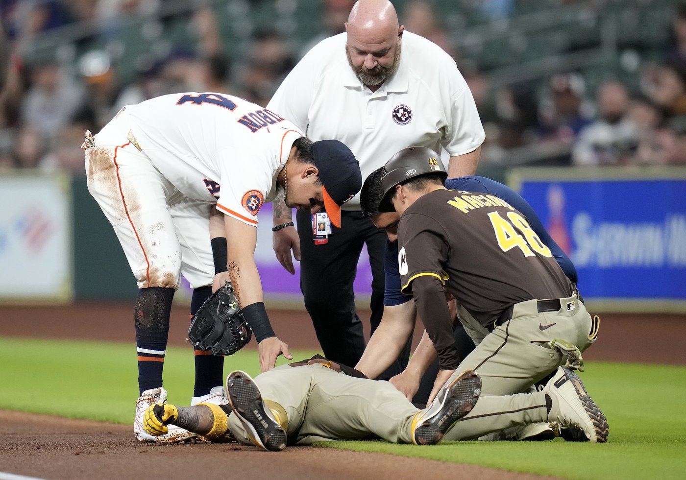 Padres put Luis Arraez on 7-day concussion injured list following scary collision | iNFOnews.ca Padres put Luis Arraez on 7-day concussion injured list following scary collision | iNFOnews.ca