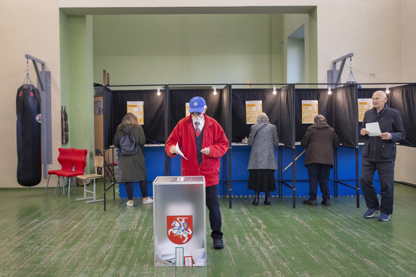 Lithuanians vote in parliamentary election with many looking for change despite a strong economy | iNFOnews.ca