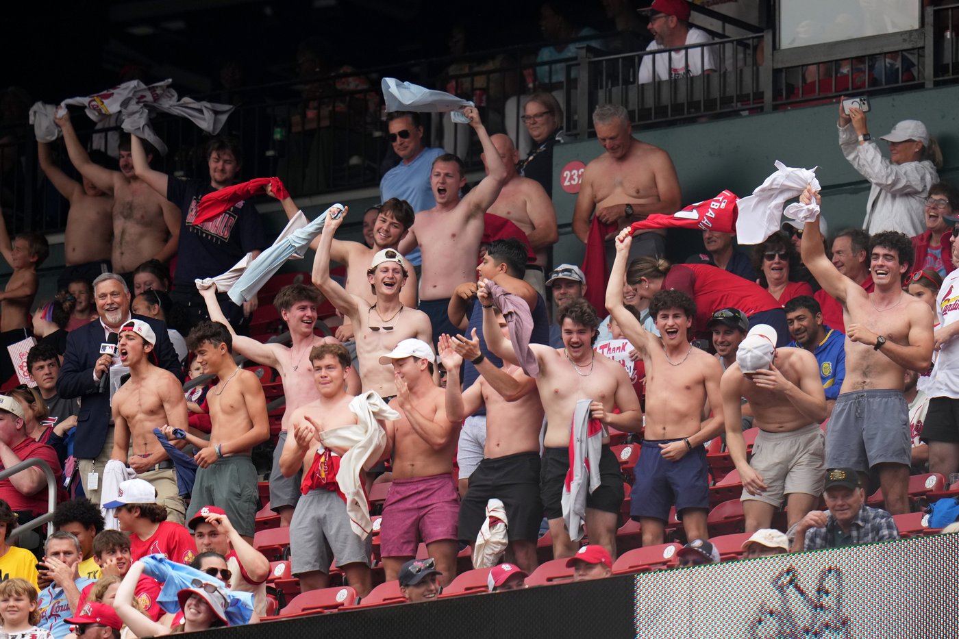 Cardinals manager Marmol buys tickets for fans to continue shirtless revelry at Busch Stadium | iNFOnews.ca