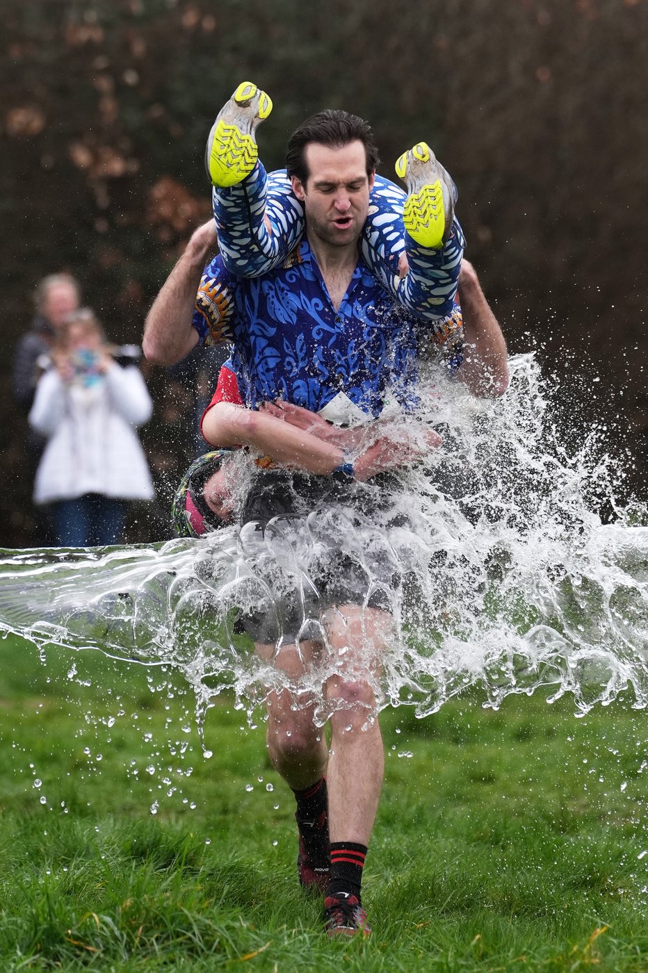 Finnish pair wins a barrel of ale in annual 'wife-carrying' contest in England | iNFOnews.ca