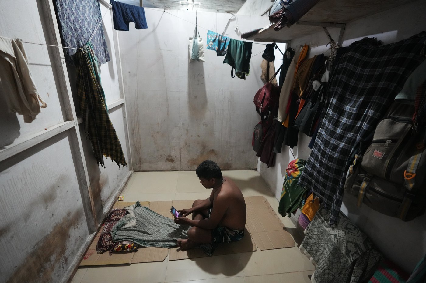 How one Indian textile worker copes with extreme heat in factory work and cramped living quarters | iNFOnews.ca