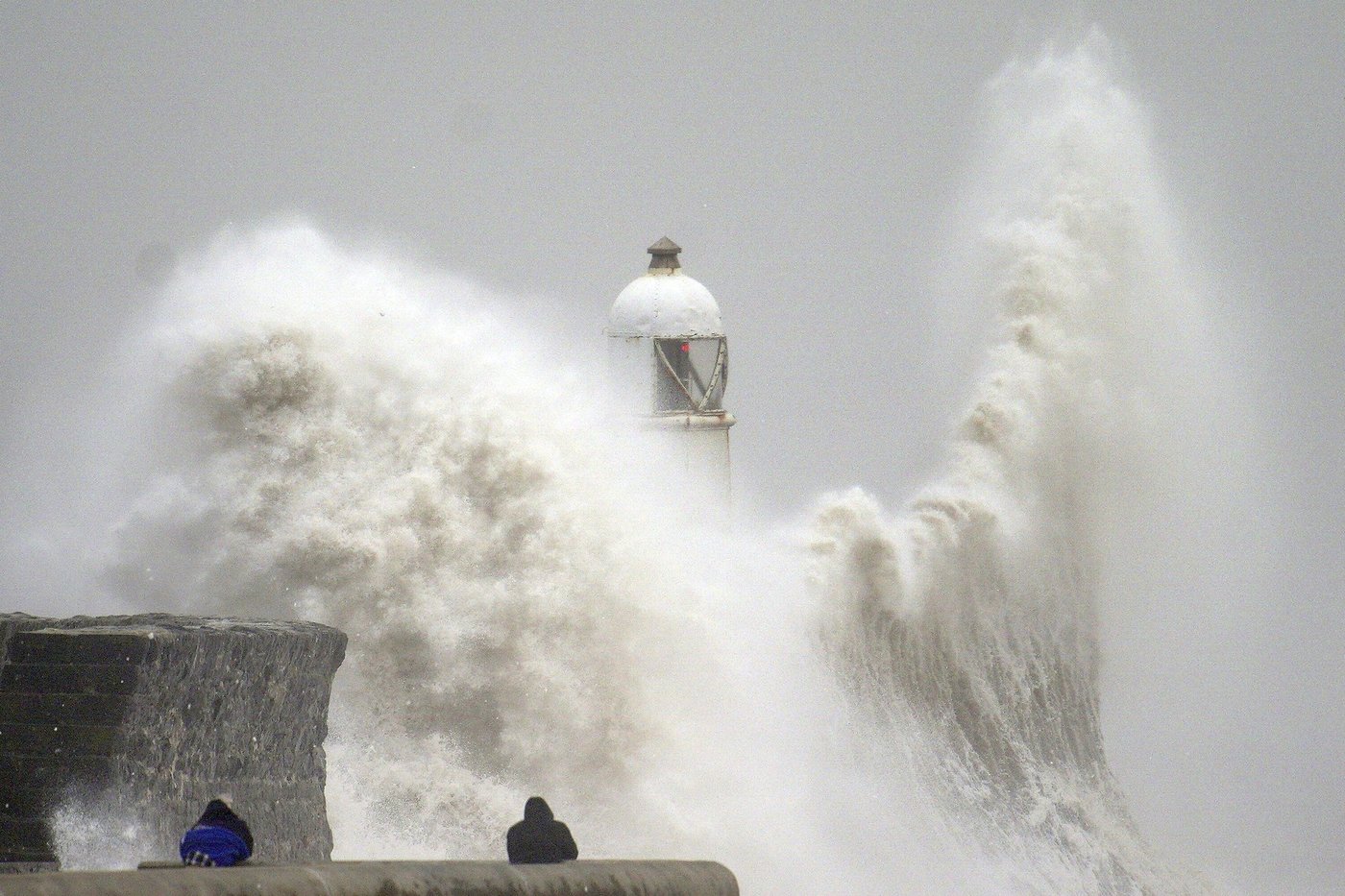 Storm Darragh batters UK and Ireland, leaving 1 dead and hundreds of thousands without power | iNFOnews.ca
