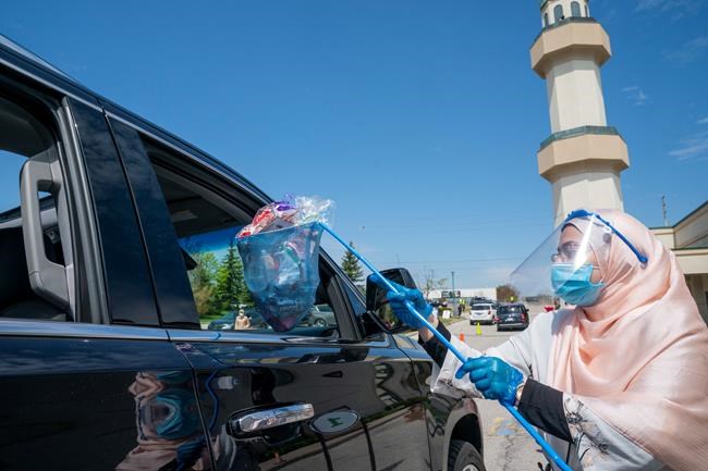 Mississauga mosque celebrates socially distant Eid with drive-thru gift handouts | iNFOnews.ca Mississauga mosque celebrates socially distant Eid with drive-thru gift handouts | iNFOnews.ca