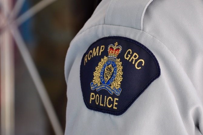 A police officer's shoulder with the RCMP logo on it.