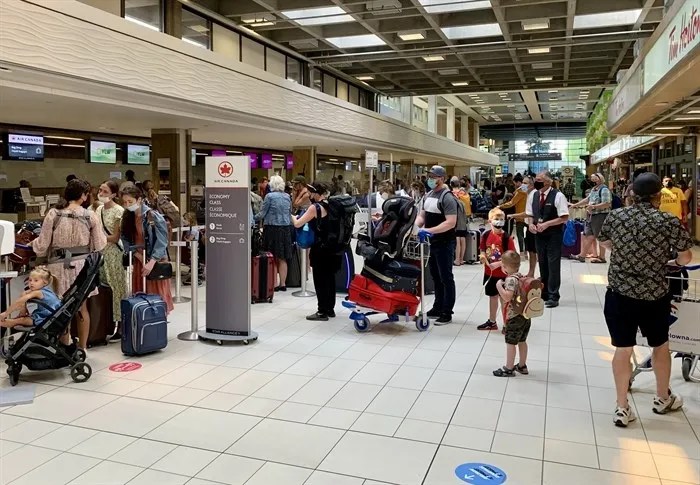 No quick fix for air traffic controller shortage in Kelowna | iNFOnews.ca People in line at Kelowna International Airport.