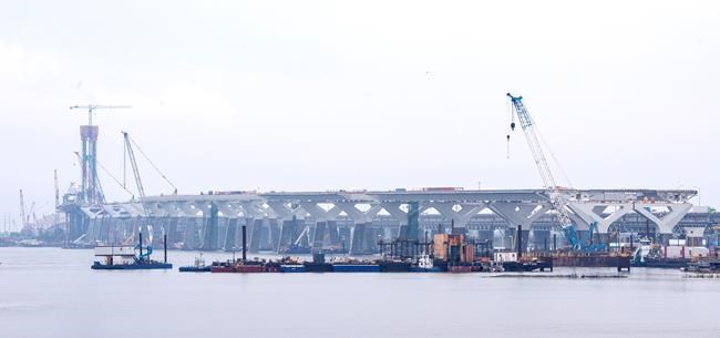 Crane operators off the job in Quebec, protesting new training rules | iNFOnews.ca