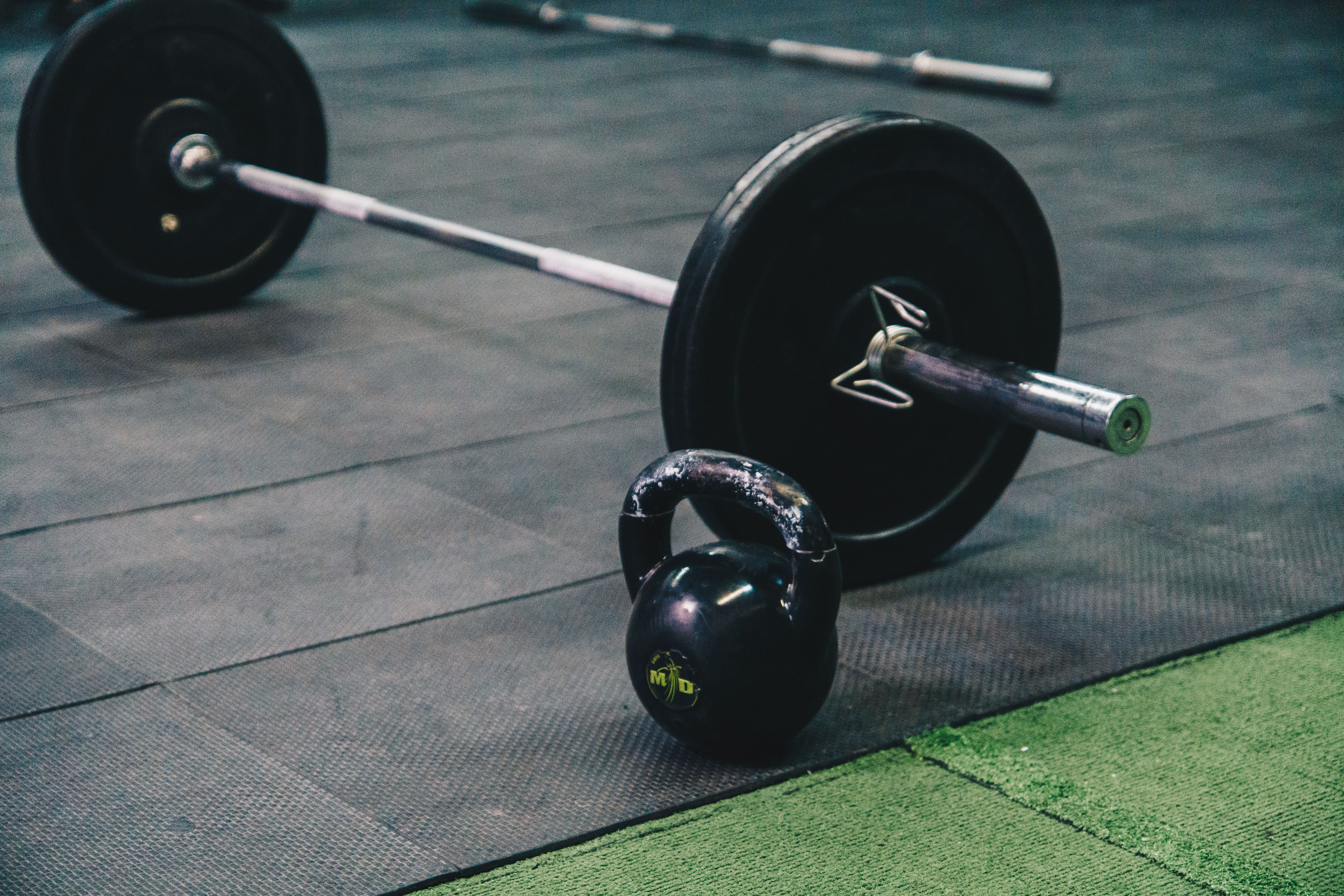 A weights sit on a rubber mat.