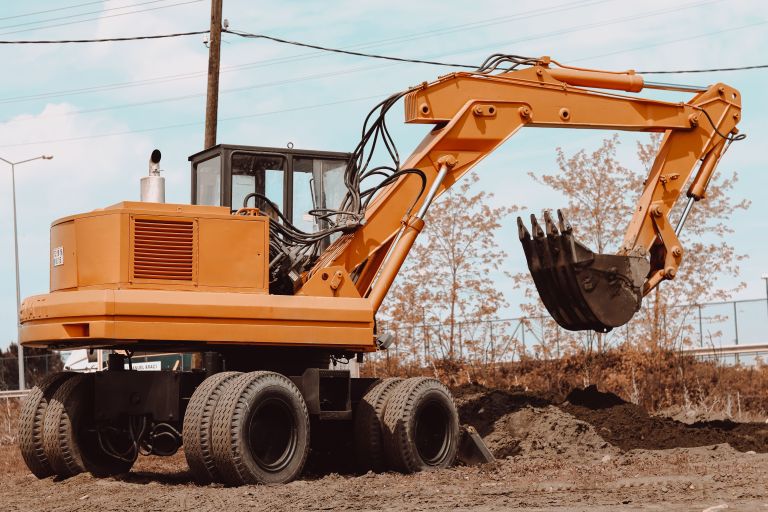 AN EXCAVATOR DIGS A HOLE.