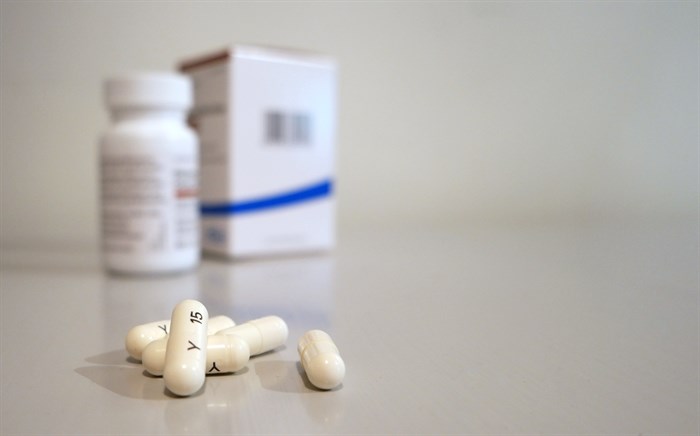 A bottle and some loose white pills.