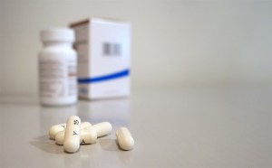 A bottle and some loose white pills.