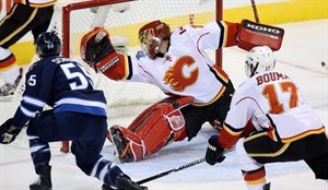 Raymond with a goal and two assists as Calgary beats Winnipeg 4-1 | iNFOnews.ca CP30349634