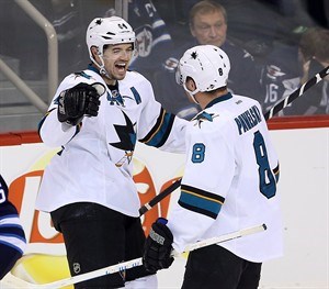 Vlasic scores with 4.5 seconds to go as Sharks edge Jets 3-2 | iNFOnews.ca CP31362536